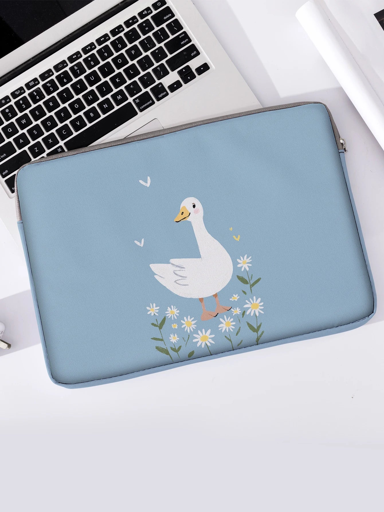 One Set, Two Styles, White Goose with Daisies Pattern Printed Laptop Sleeve, Briefcase, Suitable for 14-inch Laptops