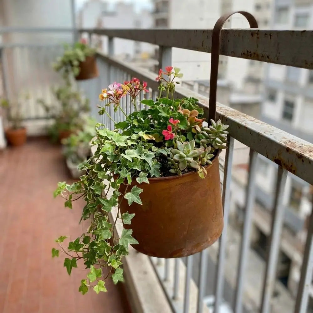 Handcrafted Wall Hanging Flower Bucket Antique Styles Rusted Iron Hanging Flowerpot Weather-Resistant Unique Metal Plant Hangers