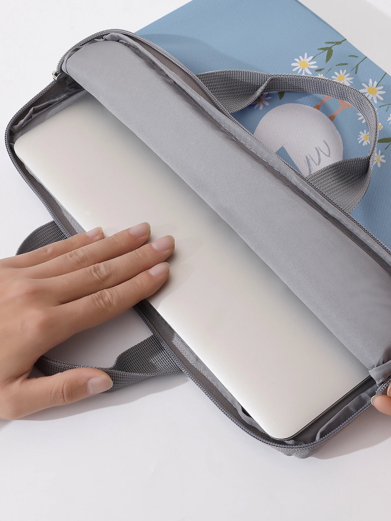 One Set, Two Styles, White Goose with Daisies Pattern Printed Laptop Sleeve, Briefcase, Suitable for 14-inch Laptops